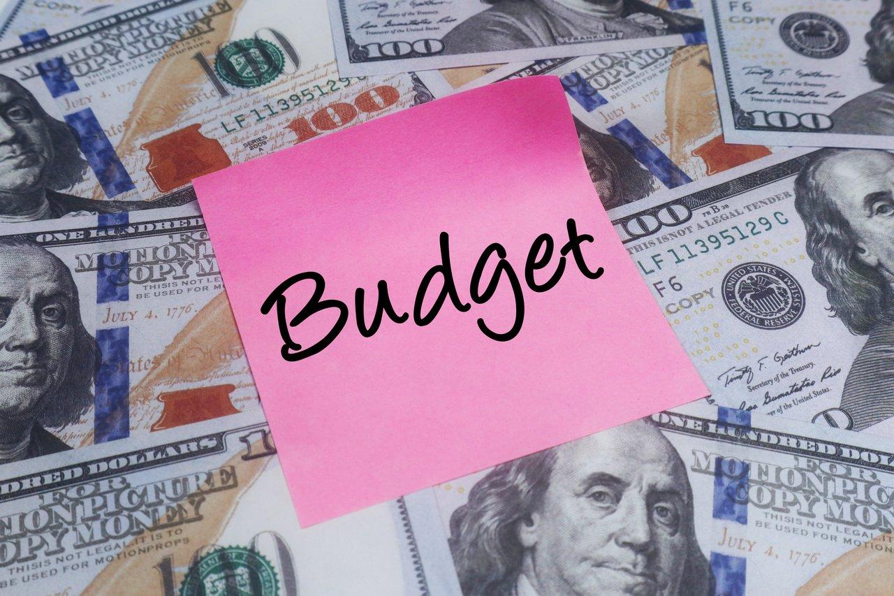 Budget affichage événementiel touristique 2026 pour sites classés : stratégie, contraintes et innovation