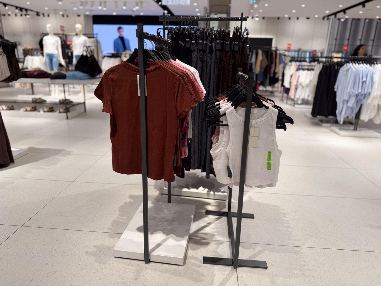 Comparatif 2026 : kakémonos vs affiches suspendues pour la visibilité en tête de gondole