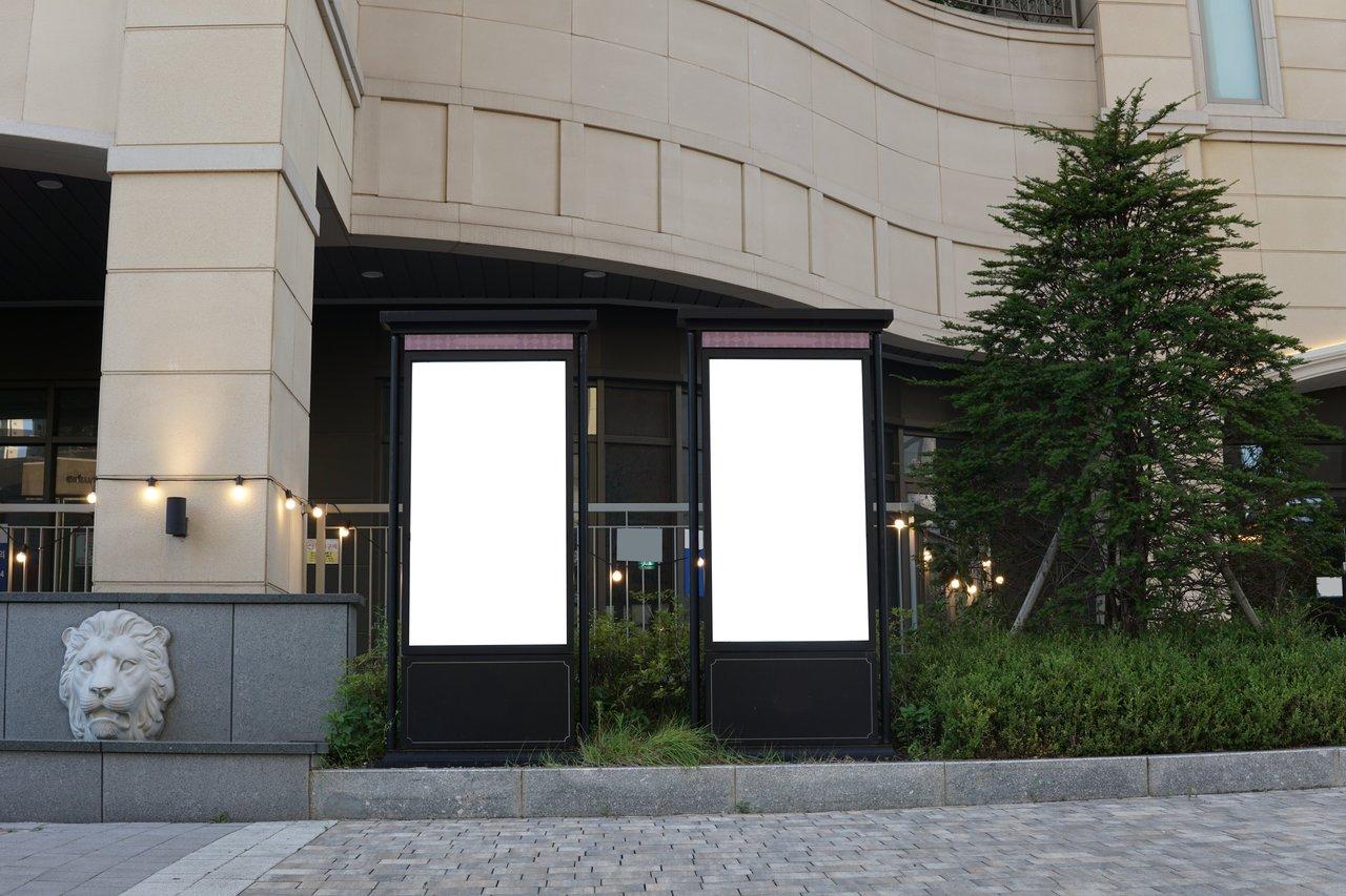 Comparatif efficacité porte-affiches vs stop-trottoirs pour attirer les passants