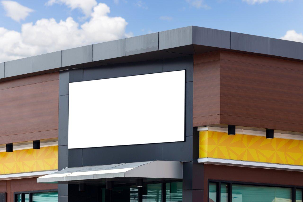 Coût moyen d’une campagne d’affichage indoor/outdoor pour une ouverture de boutique en centre-ville