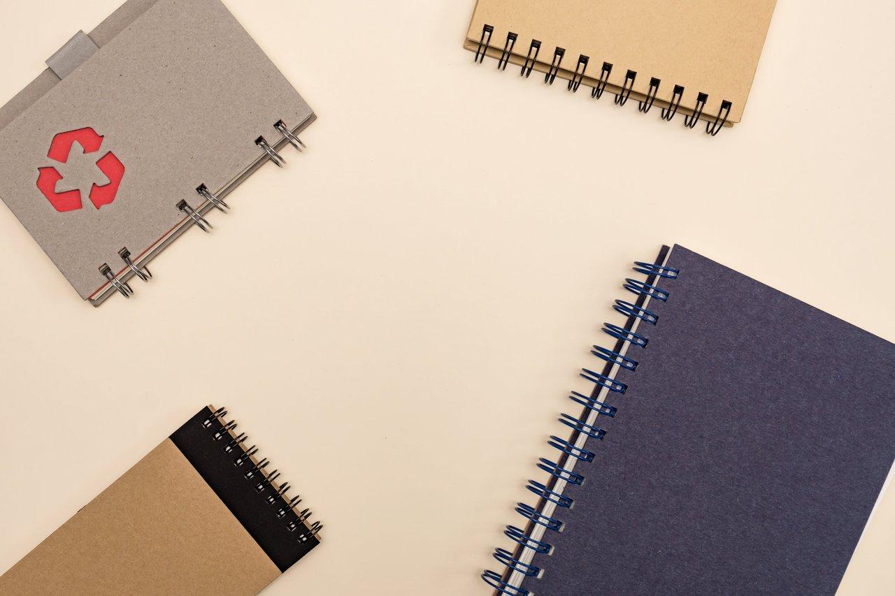 Carnets recyclés A5, supports imprimés élégants pour le lancement de la collection printemps-été 2026.