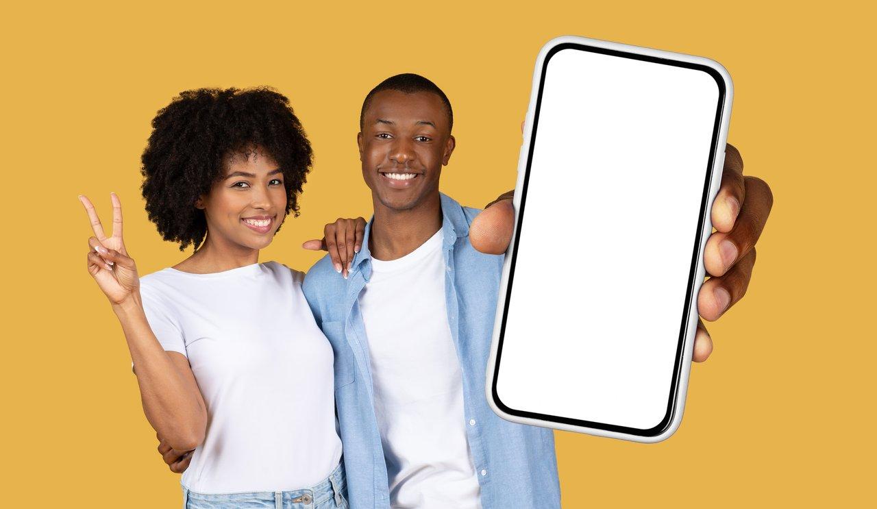 Exemple de gabarits de flyers personnalisables affichés sur smartphone, illustrant la simplicité de personnalisation mobile.