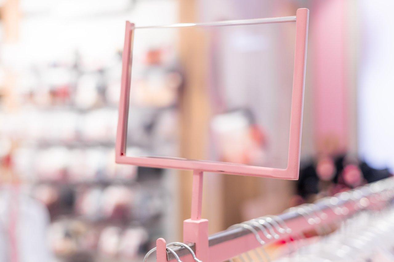 Exemple de retail display stands rose dans un magasin pour optimiser la présentation produits.