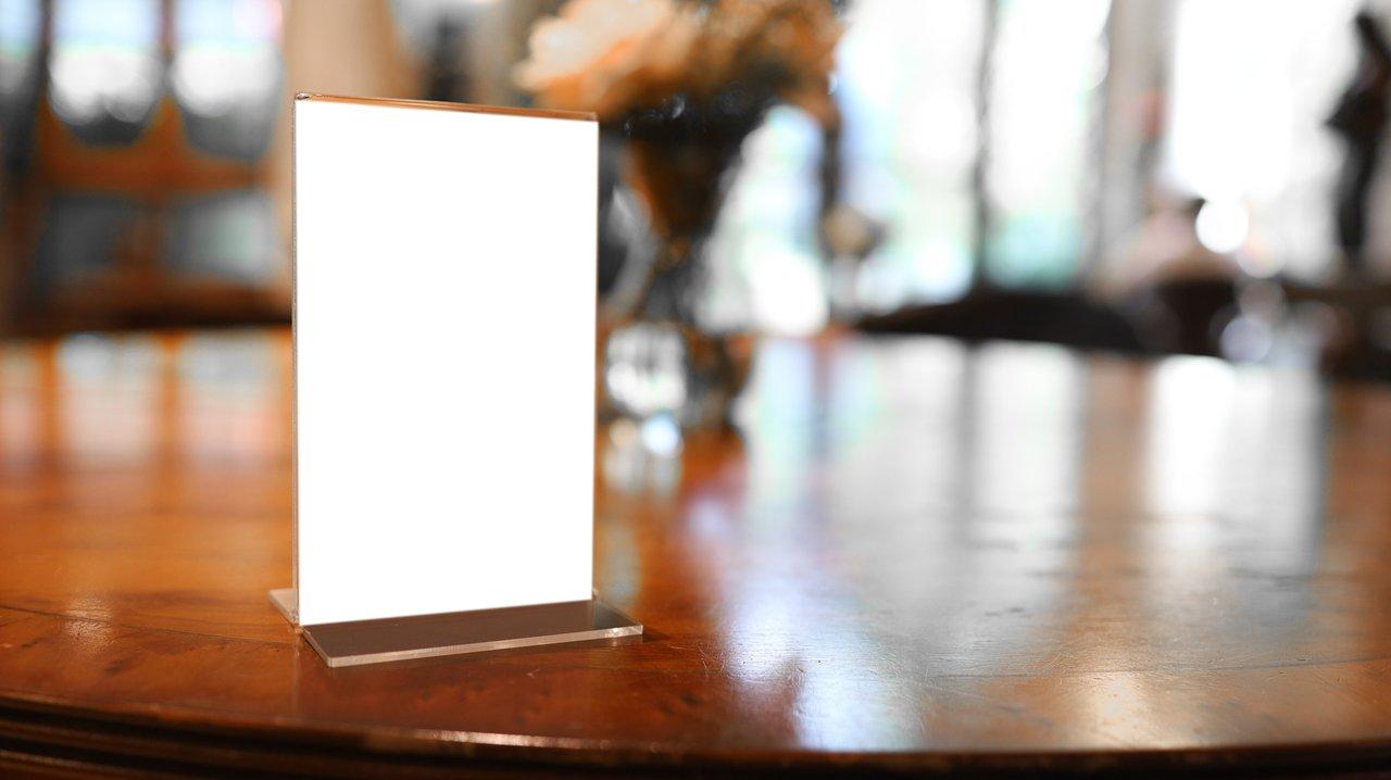 Exemple d’un élégant menu texturé sur support en bois, idéal pour valoriser votre offre en restaurant.