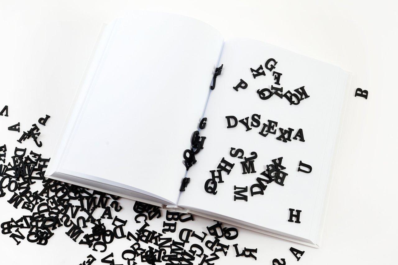 Exemples de typographies imprimées illustrant la diversité des supports print et l'importance d'une charte graphique cohérente.