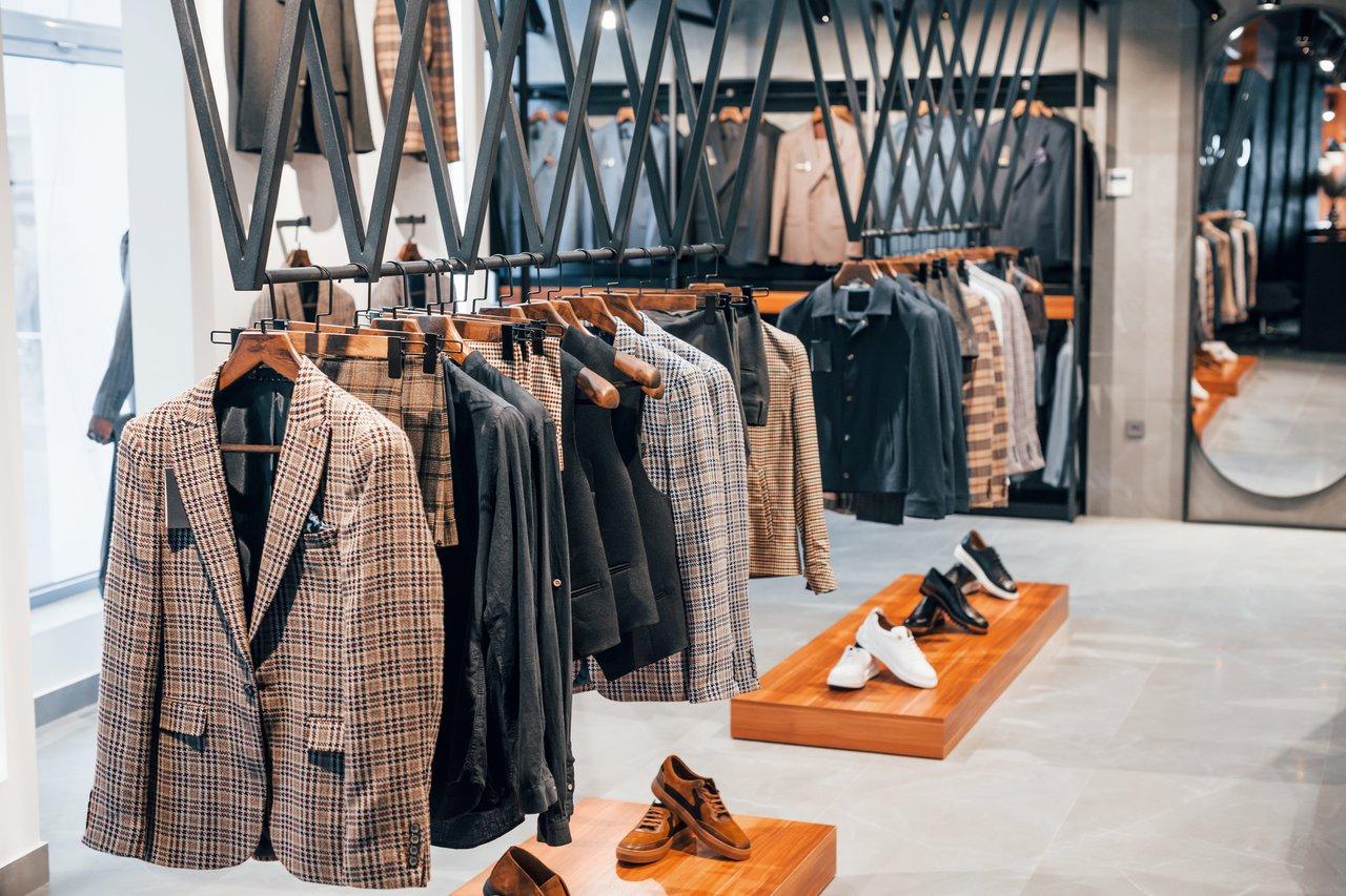 Intérieur d'un modern concept store parisien, mêlant signalétique innovante et aménagement design élégant.