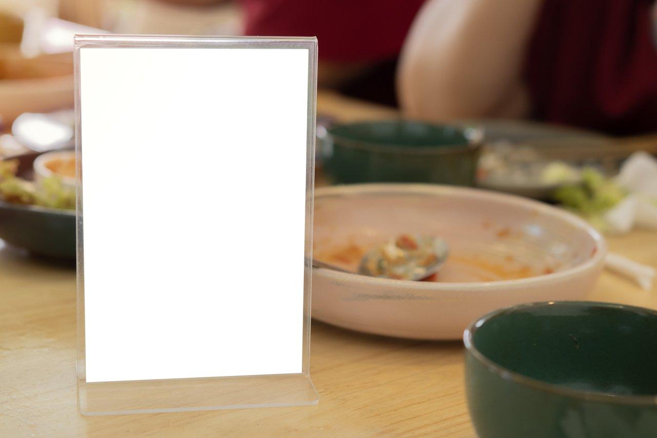 Pancarte afficheur de prix claire sur un buffet en libre-service dans un restaurant, idéale pour votre établissement.