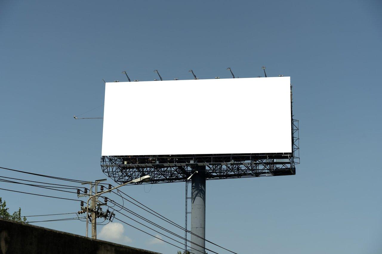 Panneau d'affichage électoral 2026 avec posters A3 et A1, illustrant l'importance de l'adaptation législative.