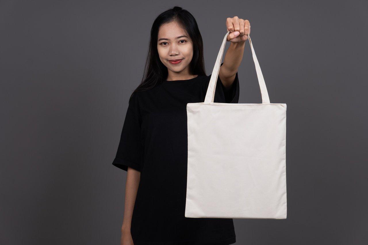 Sac cabas personnalisé dans un magasin, illustrant la qualité du marquage pour une stratégie de custom printed tote bag retail efficace.