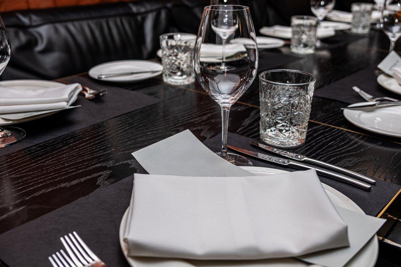 Sets de table personnalisés en polypropylene résistants, parfaits pour un restaurant dynamique et élégant.