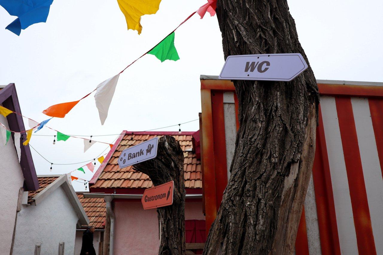 Signage saisonnier pour festivals d'été avec oriflammes et totems colorés en extérieur.