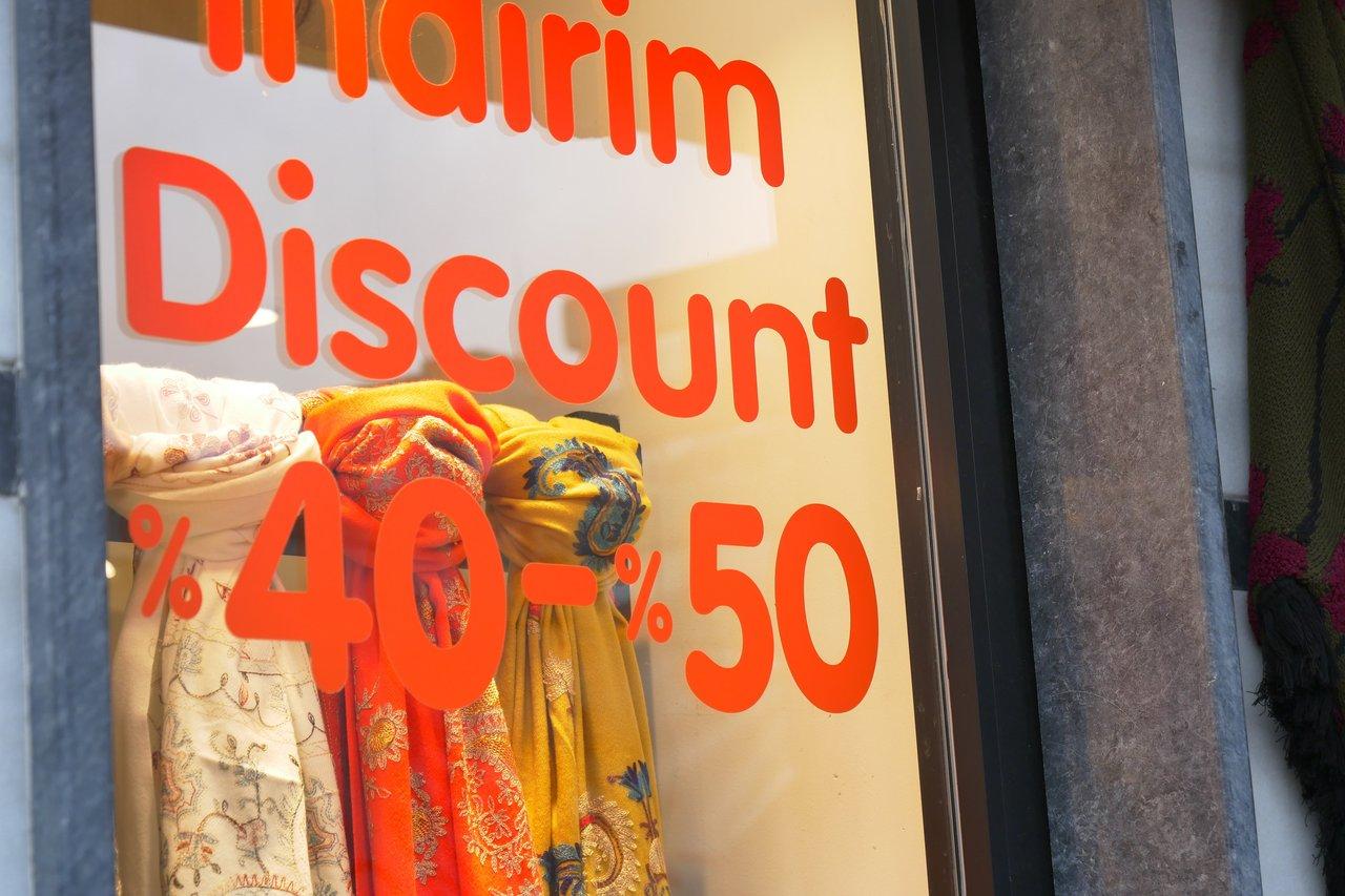 Signalétique intérieure colorée en magasin pour une expérience client optimisée et une meilleure navigation.