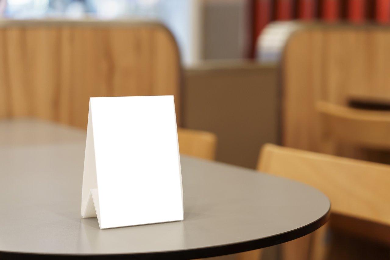 Support de menu en bois avec finition mate, idéal pour une carte de boissons élégante et personnalisable.