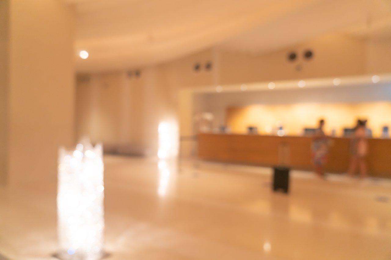 Tirage panoramique sur plexiglas dans un hall d’hôtel moderne, offrant une décoration élégante et immersive.