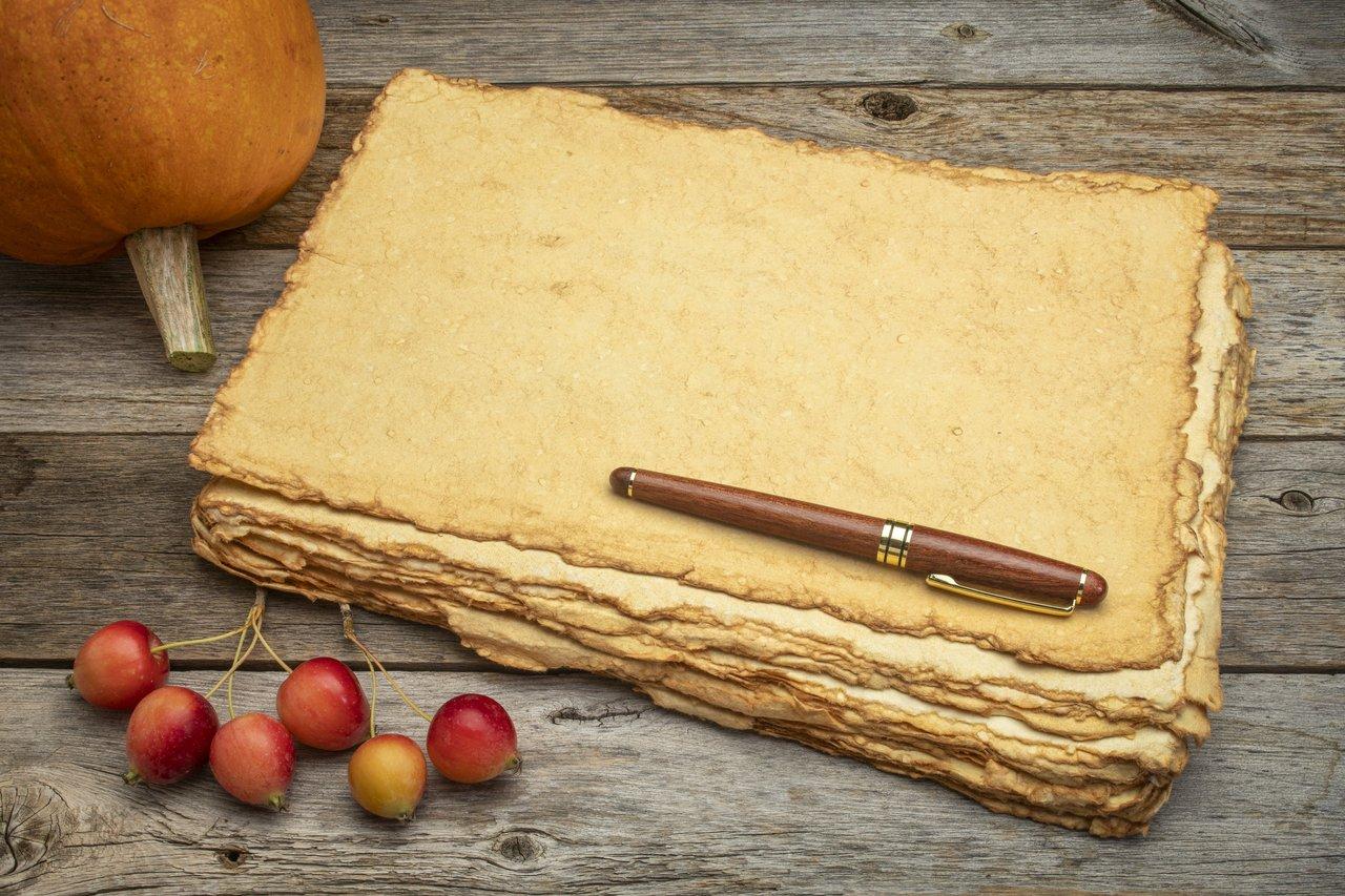 Un rustic souvenir folder avec brochures colorées et petits cadeaux parfumés pour fidéliser vos clients.