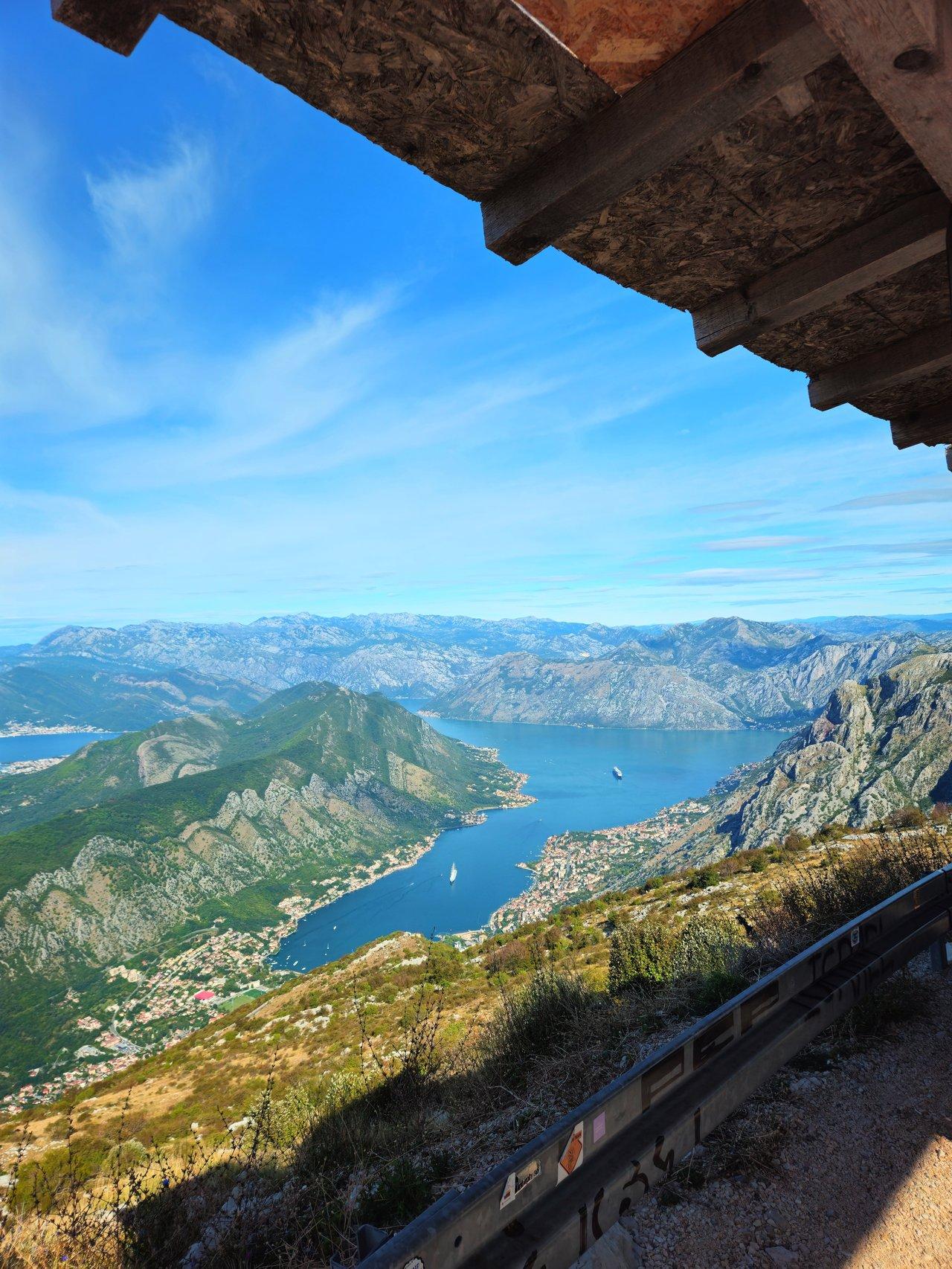 Une conception de brochure touristique mettant en valeur la baie de Kotor avec des informations claires et un appel à l'action visible.