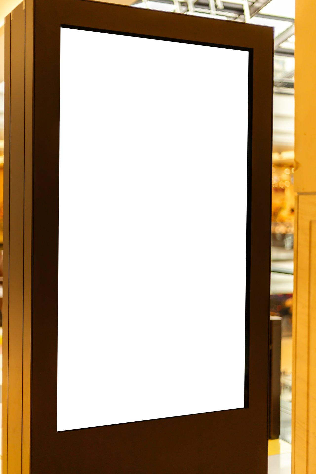 Vitrine dynamique avec affichage digital, idéale pour attirer l'attention depuis la rue dans un commerce de proximité.